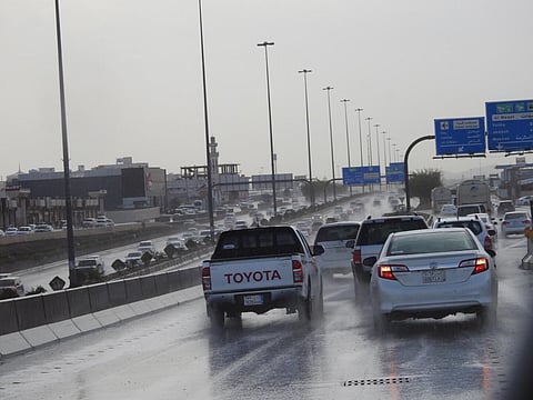"الأرصاد": استمرار هطول الأمطار على أجزاءٍ من المدينة المنوّرة