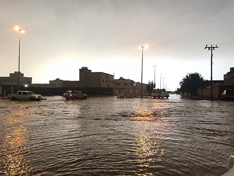 شاهد.. الأمطار وحبات البرد تزيّن قمم الجبال وتجري الأودية بعفيف