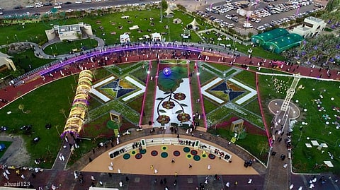 "الورد الطائفي" يجذب القناصل والزوار.. والصور التذكارية حاضرة بينهم