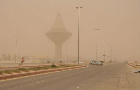 موجة غبار تجتاح الخرج ومراكزها .. وانعدام الرؤية بشكل شبه كامل