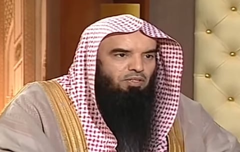 "المري": صلاة الفنادق المُطلة على الحرم مع الإمام جائزة في هذه الحال