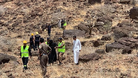 شاهد "لعبة تحدٍّ" تحتجز شقيقتيْن بجبل بجازان .. "المدني" يحرّر وإصابة مسعفين