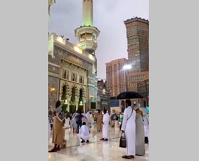 بالتصوير البطيء.. توثيق هطول الأمطار على المسجد الحرام في مشهد روحاني مفعم بالإيمان