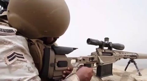 شاهد .. قناص سعودي يصطاد رؤوس ميليشيا الحوثي على جبال رزاح بصعدة