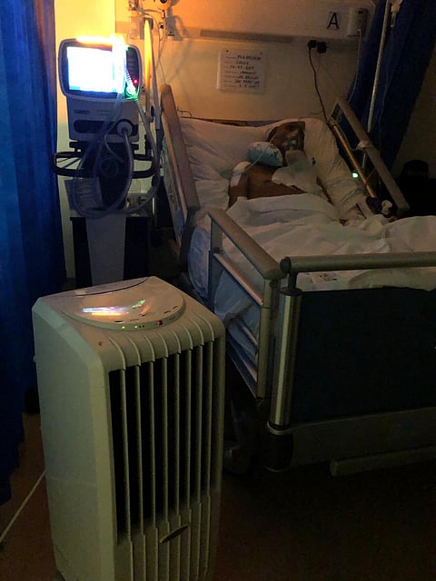 بسبب ضعف البرودة.. أسرة تجلب لمريض سرطان "جهاز تكييف" في مستشفى بجازان