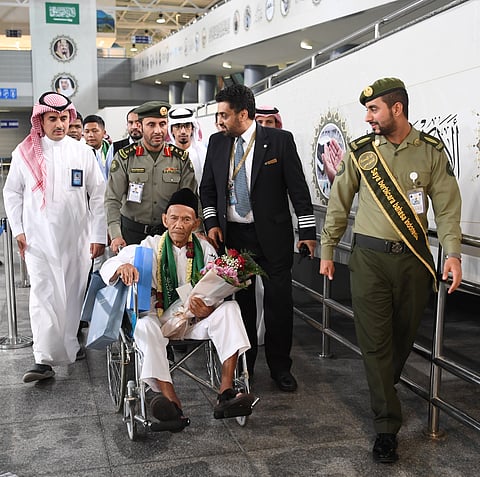 وجّه الملك باستضافته .. وصول المعمّر "أوهي سمري" إلى مطار الملك عبدالعزيز الدولي