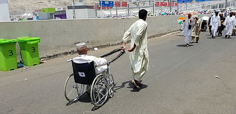 عربة وحبل بين ابن وأبيه.. هنا البر والوفاء وطرق رد الجميل.. صورة