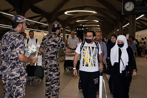 بالورود والهدايا .."أمن المنشآت" يستقبل طلائع الحجاج القادمين للمسجد النبوي