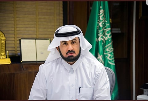 مدير "تعليم القصيم" يعزي في وفاة اثنين من زملائه.. ويفاجئ مصابًا بدفع "عربته"