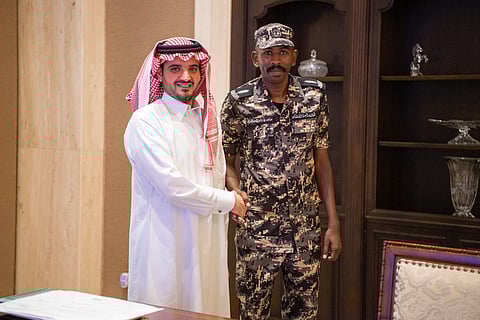 وزير الداخلية يستقبل العسكري "ماجد بن نادر" الذي رفض مبلغًا قدَّمته له حاجة في موسم الحج
