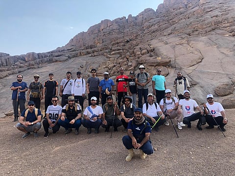 بالصور.. "هايكنج حائل" يقطع 8 كلم فوق قمة جبل أجا