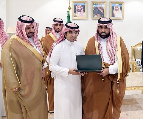 أمير منطقة جازان بالنيابة يستقبل صاحب الملعب المنحوت بجبال جازان