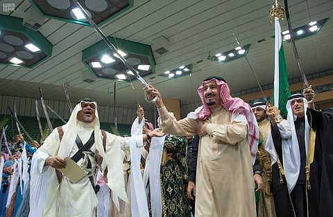 بـ"الحوربة والزمية".. ما لا تَعرفه عن فنون وإيقاعات "العرضة السعودية".. شاهدها