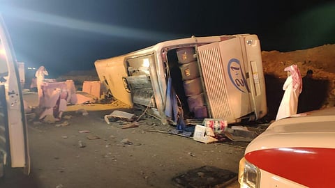 31 مصاباً في انقلاب حافلة على طريق "الخرمة رنية" و"الصحة" تستنفر