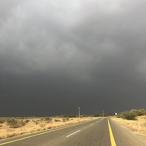 هطولات وصواعق تشهدها جازان ومحافظاتها والتيار الكهربائي يتذبذب