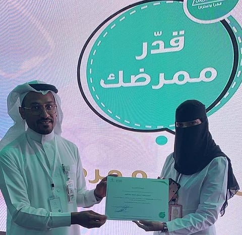 الممرضة "منى مذكور" الأولى في الرياض بمسابقة "قدّر ممرضك"