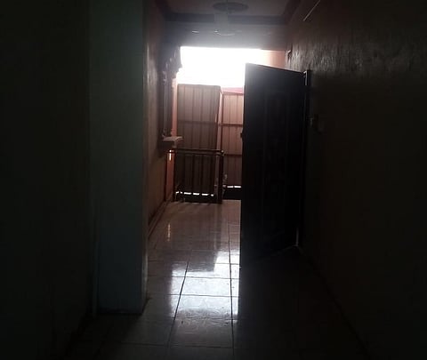 مدرسة مستأجَرة بـ"عارضة جازان" تنذر بمخاطر: ضيق خانق وتذبذب كهربائي.. ولا مياه