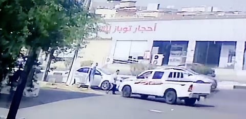 شاهد.. مركبة تندفع تجاه شخصين وتدهس موظفًا ببلدية أبو عريش