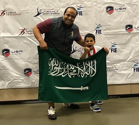 في يوم الوطن.. أصغر لاعب سعودي للمبارزة يصعد للقمة ويحقق أول ميدالية بأمريكا