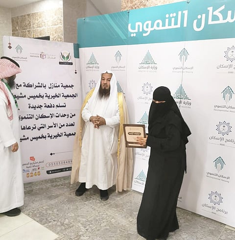 "خيرية خميس مشيط" تُسلّم عددًا من المستفيدين وحدات الإسكان التنموي