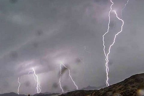 أمطار غزيرة ورياح وصواعق على جازان ومحافظاتها تستمر حتى التاسعة مساءً