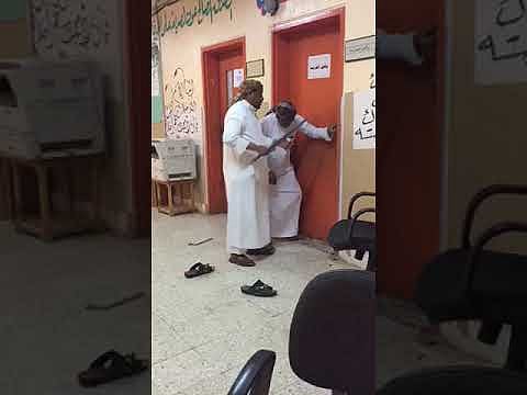 شاهد.. حراس مدرسة "بنات أساملة جازان" يفكون احتجاز طلاب ومعلمة