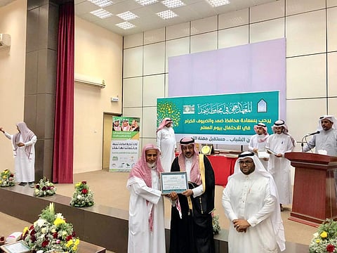 شاهد.. احتفال معهد ضمد العلمي بأقدم المعلمين والمتقاعدين في جازان