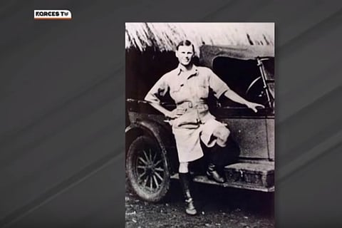 فيديو.. مظلي يصطدم بعمود إنارة أمام ملك إسبانيا