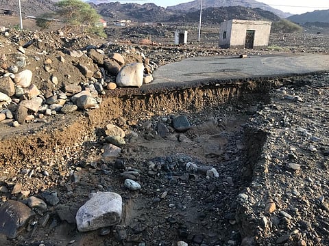 أثر بعد عين .. شاهد ما فعلته السيول في طرق شرق الليث