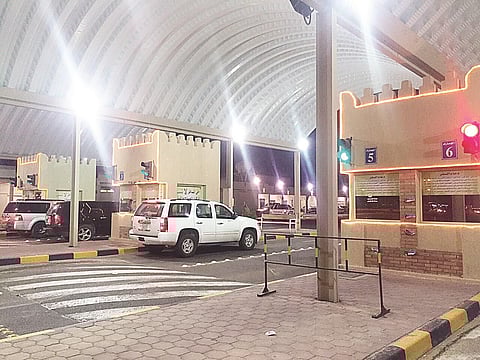 ضرْبٌ تَطَوّر لطعن.. الكويت تحتجز 3 سعوديين في منفذ السالمي