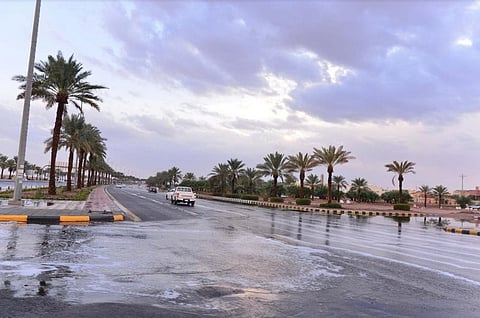 أمطار حائل.. احتجاز مركبات في بطون الأودية ولا إصابات