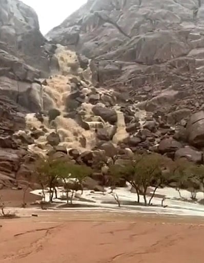 بالفيديو.. أمطار حائل تُجري السيول وتروي الشعاب ومواطنون يُوَثّقون