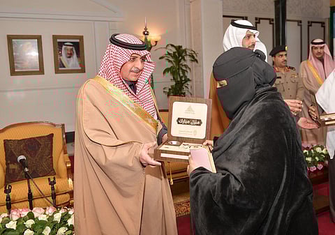 أمير تبوك يسلم مفاتيح وحدات سكنية لـ635 أسرة مستفيدة بالمنطقة