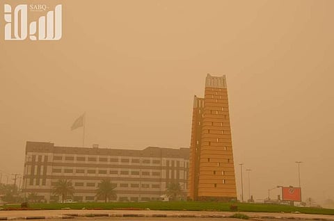 الأرصاد تنبّه نجران من عوالق ترابية تستمر للظهيرة