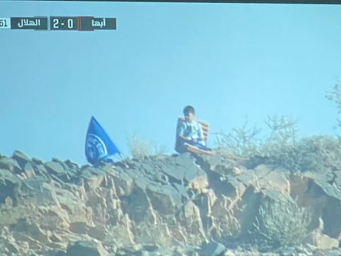 أبها يُهدي "الطفل الهلالي" تذاكر "درجة ممتازة" وجهاز جوال