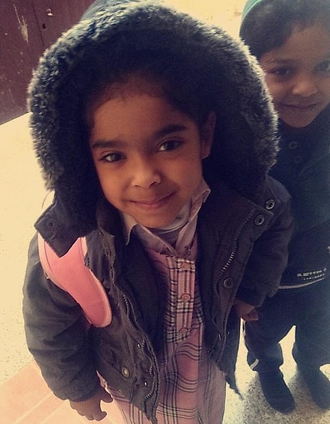 بالآلام والبكاء والحسرة.. أسرة الطفلة "رنيم" تودِّعها بعد مفارقتها الحياة دهسًا بالرياض