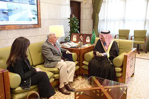أمير الرياض يناقش الموضوعات المشتركة مع السفير الأمريكي بالمملكة