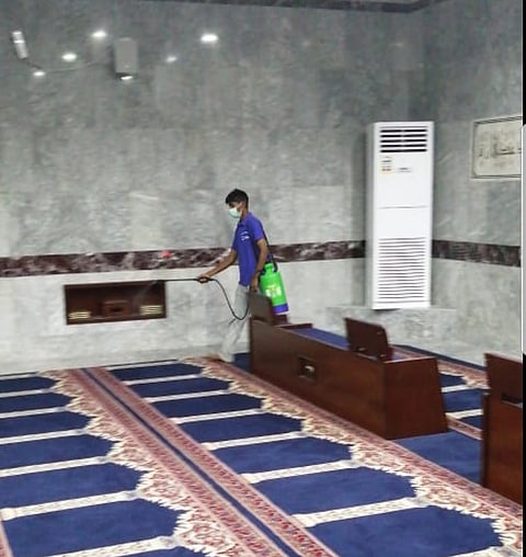 شاهد.. تعقيم وتنظيف عدد من المساجد والجوامع بالليث