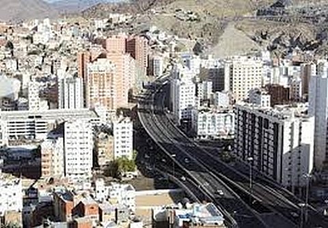 مكة.. مواطن يقتل والدته خنقاً ويهرب في "شرائع المجاهدين"