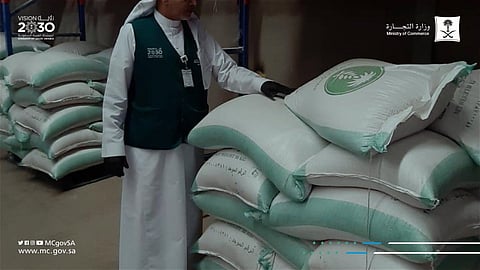 "التجارة" تضبط 32 طناً من البقوليات منتهية الصلاحية بمستودع في جدة