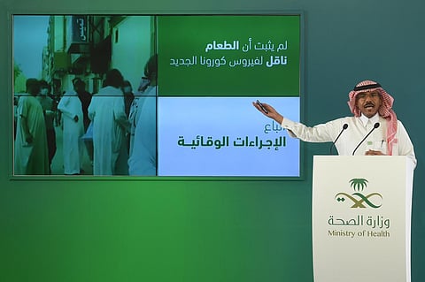 لجنة متابعة مستجدات كورونا تؤكد على الالتزام بالإجراءات الاحترازية والوقائية لمنع انتشار الوباء