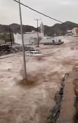 بالفيديو.. أمطار وسيول "واعر - بيشة" تجرف المركبات والمدني يستنفر