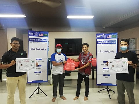 الندوة العالمية توزع أكثر من 5000 وجبة إفطار على الصائمين في ماليزيا