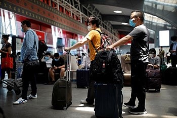 الصين تلغي 1255 رحلة جوية بمطارين في بكين بسبب كورونا