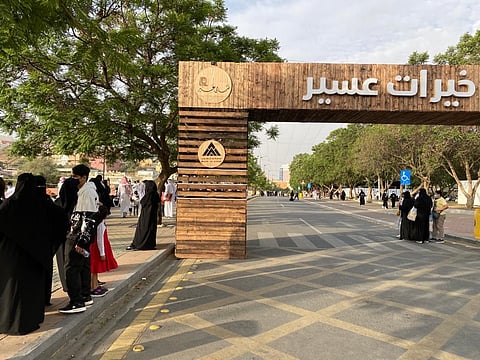 بين موسيقى وأهازيج.. شاهد إقبالاً لافتاً على منتجات "صُنع في عسير"