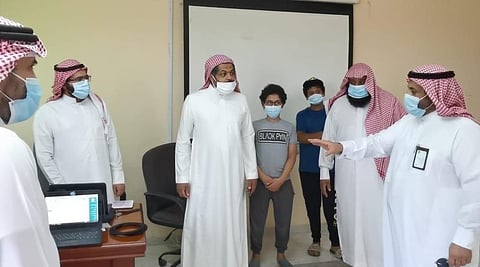 شاهد.. جولة رسمية ترصد أول يوم دراسي عن بعد بالشرقية.. و"الشلعان" يوضح