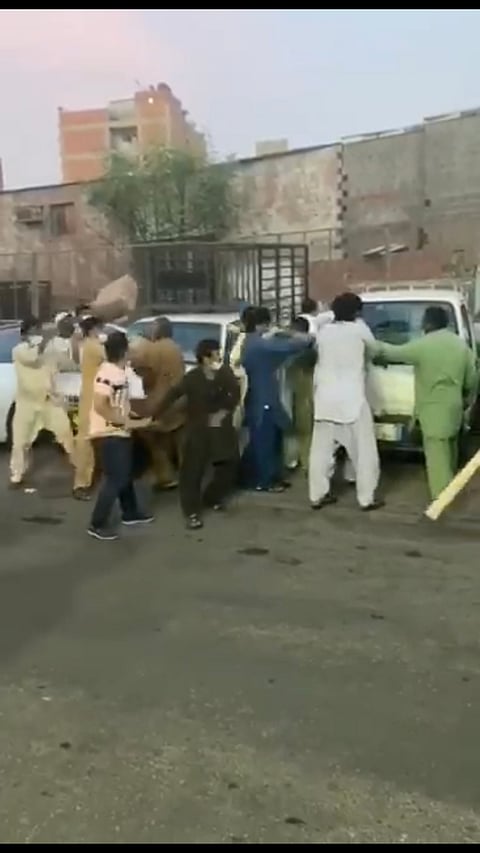 فيديو "مشاجرة جدة" ينتهي بضبط المتورّطين.. 6 باكستانيين والسبب "خلاف سابق"