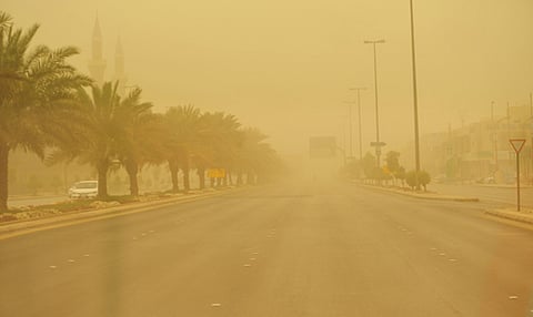 "الأرصاد" تحذر: أتربة مثارة في نجران وتدني مدى الرؤية إلى 3-5 كلم حتى السابعة مساءً