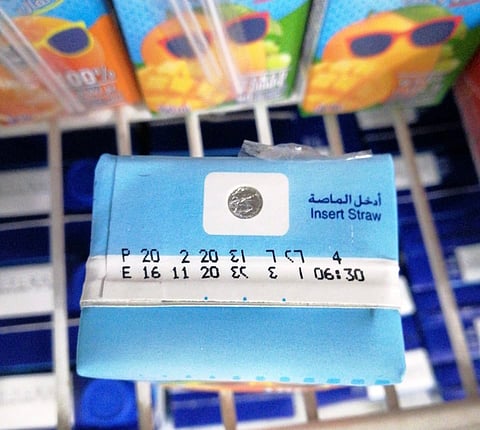 شاهد .. إغلاق متجرين ومستودع مُخالفة للاشتراطات الصحية والبلدية شمالي الطائف