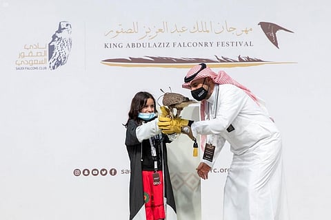 نادي الصقور السعودي يهدي الطفلة "شيهانة" صقراً